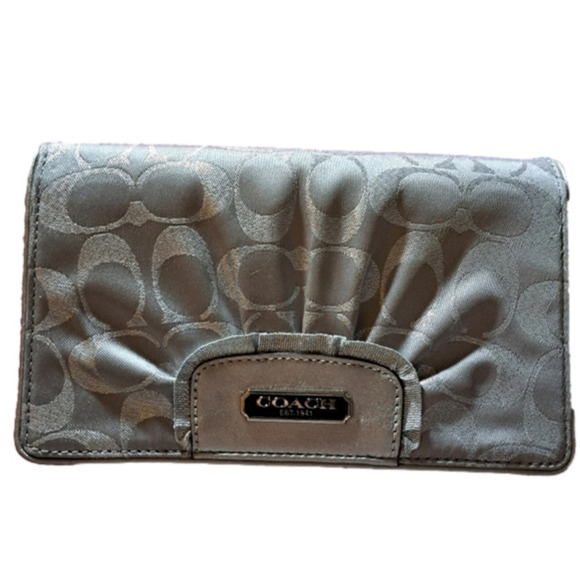 Coach Handbags - 𝅺Silver Coach Embroidered Crossbody w Chain Strap